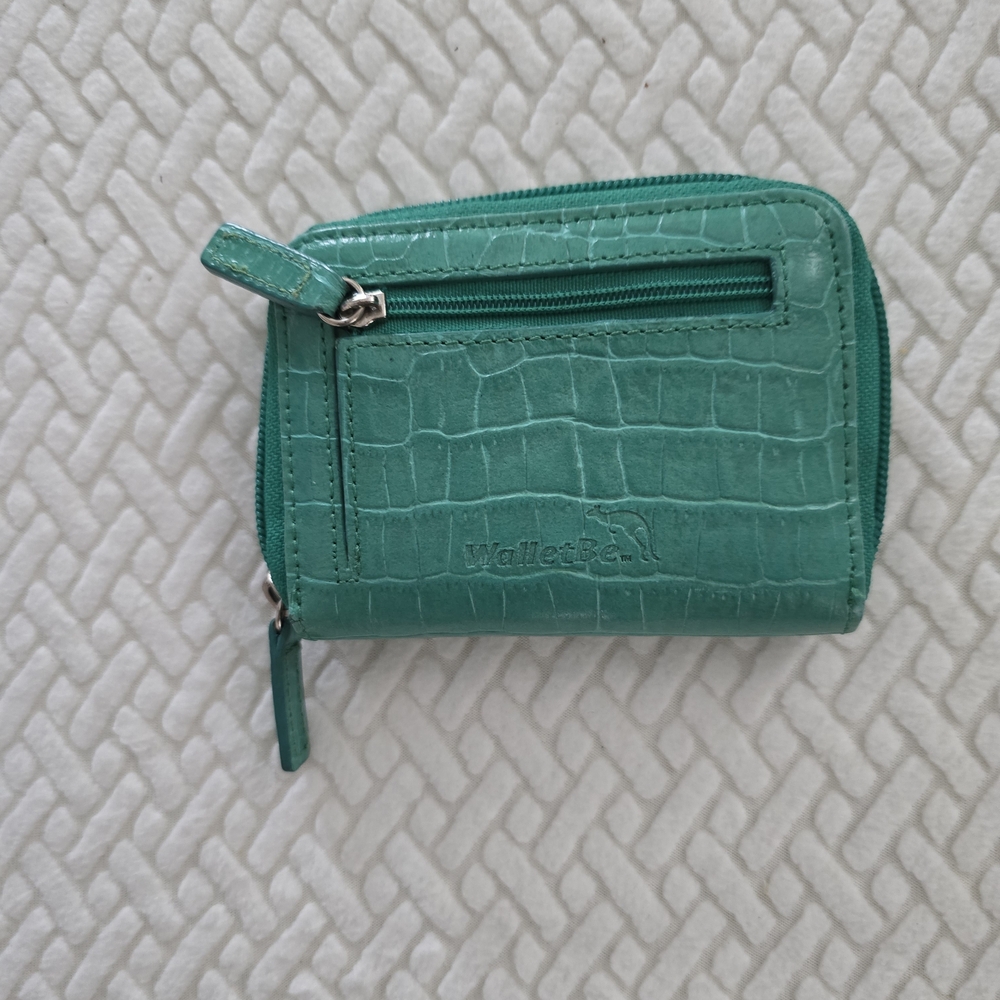 Elegant Green Crocodile Embossed Wallet